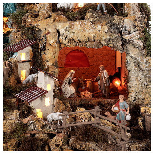 Bourg illuminé crèche Noel avec étable cascade